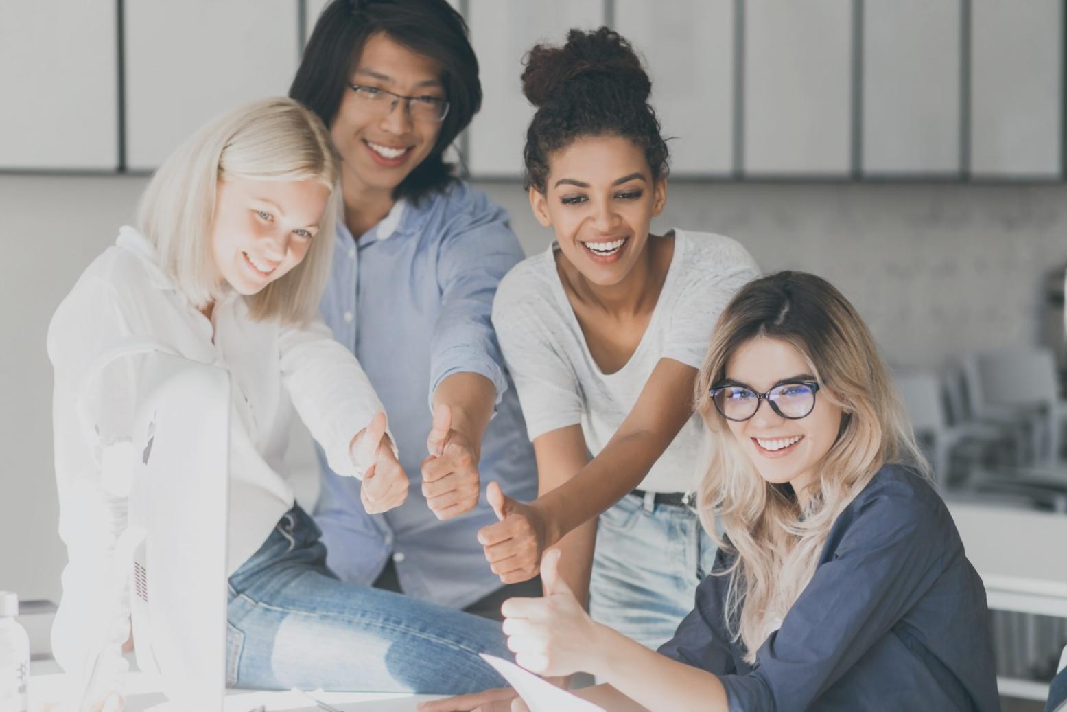 Gruppe von Menschen beim gemeinsamen Lernen der Finanzplanung